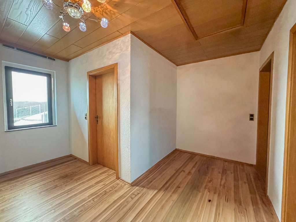Immobilie in Horhausen (Westerwald) - Einfamilienhaus bei Horhausen mit stabilen Mieteinnahmen und weitläufigem Grundstück - Bild 4
