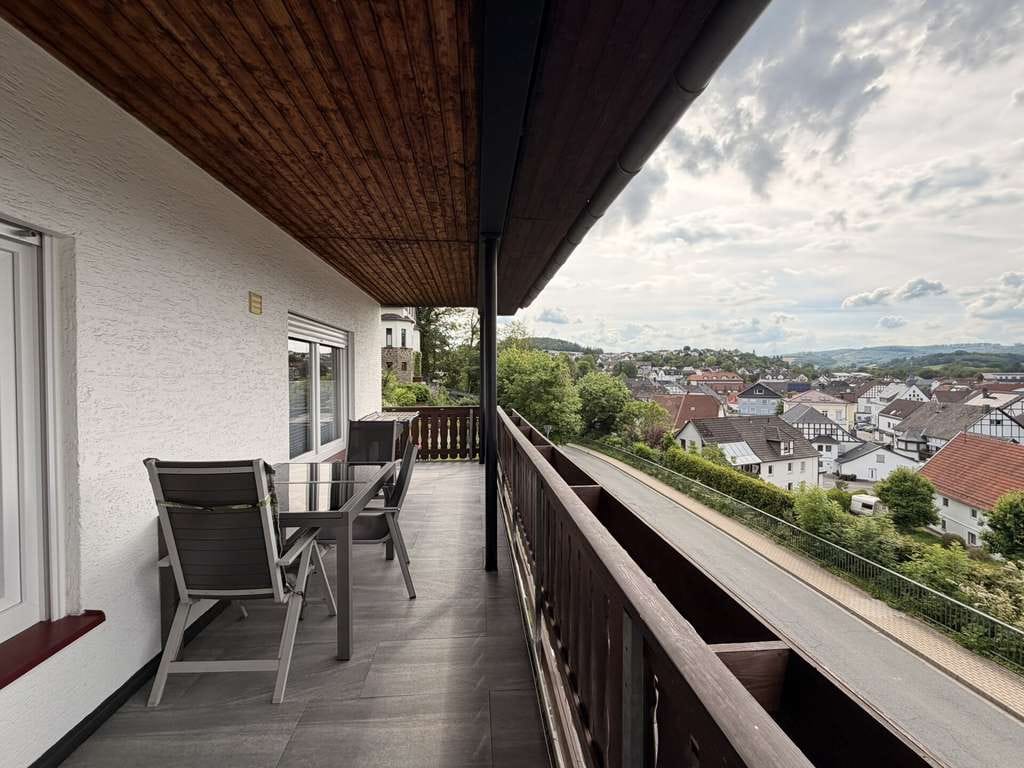 Immobilie in Balve - Großzügiges Mehrgenerationenhaus mit 2 Wohneinheiten, Spielplatz und Partyhaus im Zentrum von Balve - Bild 4