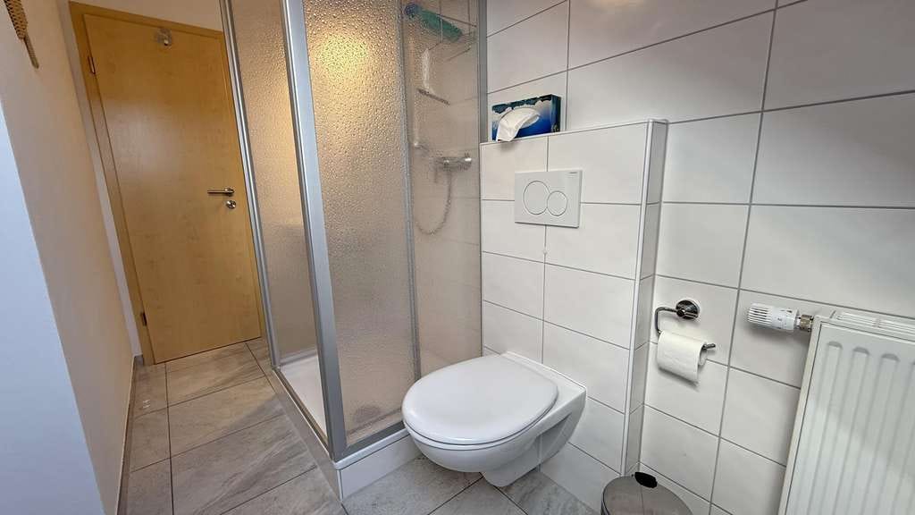 Immobilie in Häusern - Lichtdurchflutete Dachgeschosswohnung mit Charme – Ruhig wohnen im idyllischen Südschwarzwald - Bild 2