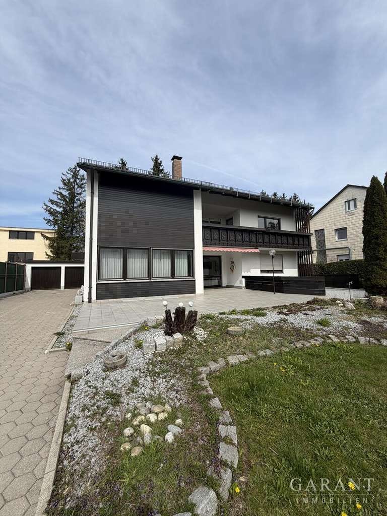 Immobilie in Velden - Großzügiges Einfamilienhaus mit Einliegerwohnung auf ca. 1.160 qm Grundstück - Vielseitig nutzbar - Bild 0