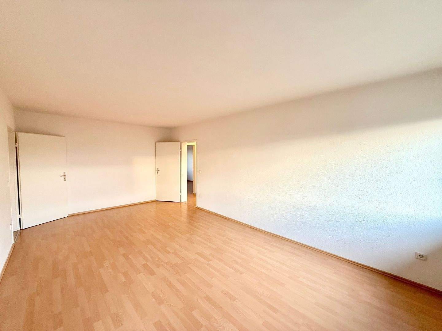 Immobilie in Dietersheim - Frei ab 01.05.2026 und ohne Provision! Gepflegte 3-Zimmer-Wohnung mit eigenem Garten, Terrasse und Südwestloggia, ca. 92,6 qm im Erdgeschoss - Bild 1