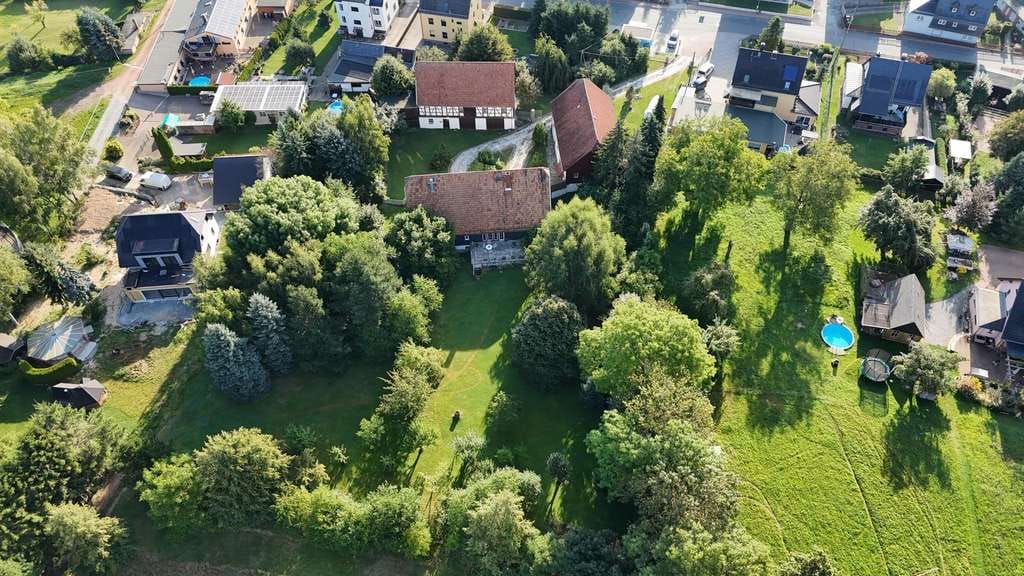 Immobilie in Neukirchen/Erzgebirge - Großzügiger 3-Seiten Hof mit traumhaftem Grundstück

 - Bild 3