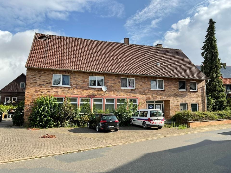 Immobilie in Kalefeld - Zweigeschossiges Wohn- und Geschäftshaus  mit Nebengebäude und vielen Stellplätzen - Bild 0
