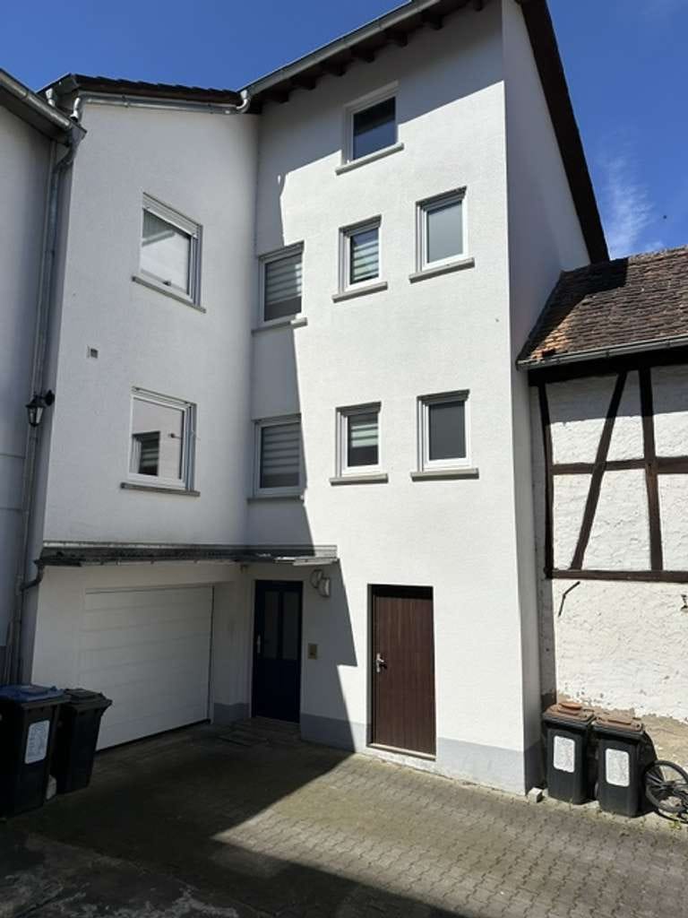 Immobilie in Wehrheim - Großzügiges Familienhaus mit Garten und Garage in ruhiger Ortskernlage - Bild 1