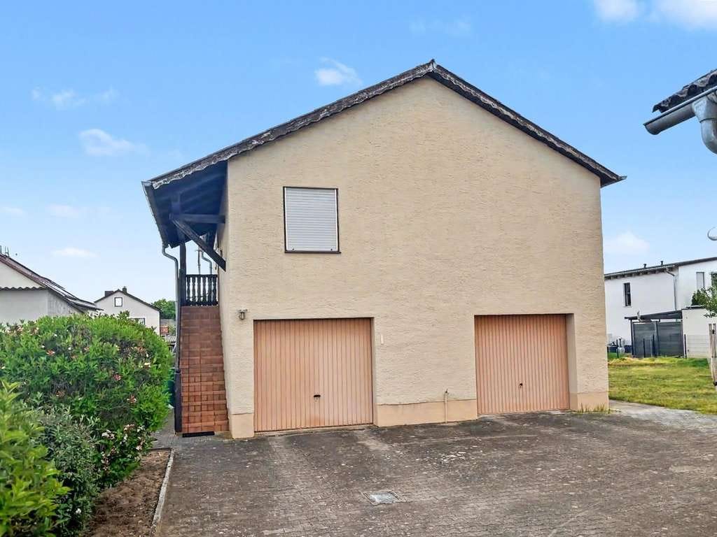 Immobilie in Regenstauf - Gepflegtes Einfamilienhaus mit Nebengebäude auf großzügigem Grundstück in Regenstauf-Diesenbach - Bild 1