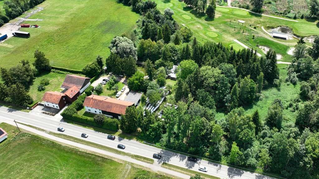 Immobilie in Moosinning - Eichenried b. München: großes Anwesen mit 200qm Einfamilienhaus + Teich + Nebengebäuden - Bild 1