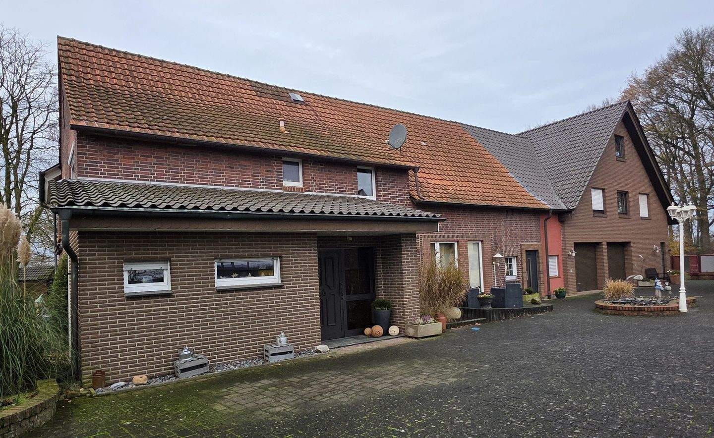 Immobilie in Herzebrock-Clarholz - Ländliche Idylle mit viel Platz für Ihre Träume - riesiges Grundstück mit Mehrfamilienhaus und Scheune - Bild 0