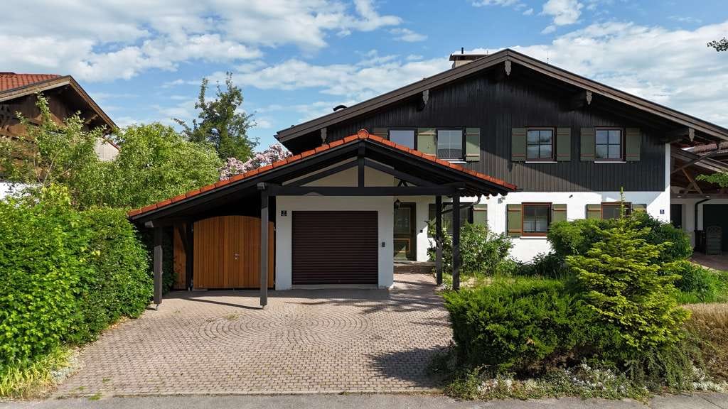 Immobilie in Eggstätt - Stilvoll modernisierte Doppelhaushälfte mit eingewachsenem Garten, Sauna & Bergblick - Bild 0