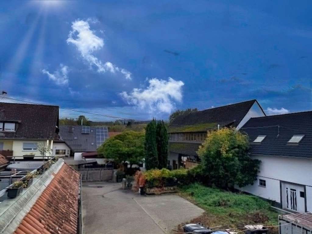 Immobilie in Müllheim - Großzügiges Wohnen mit Kachelofen und Dachterrasse in Müllheim-Hügelheim - Bild 1