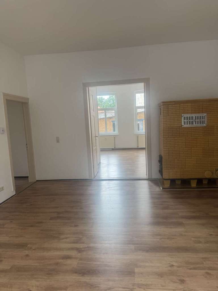 Immobilie in Malchin - Mitten in Malchin: Solides Wohnhaus mit Substanz und Perspektive - Bild 1
