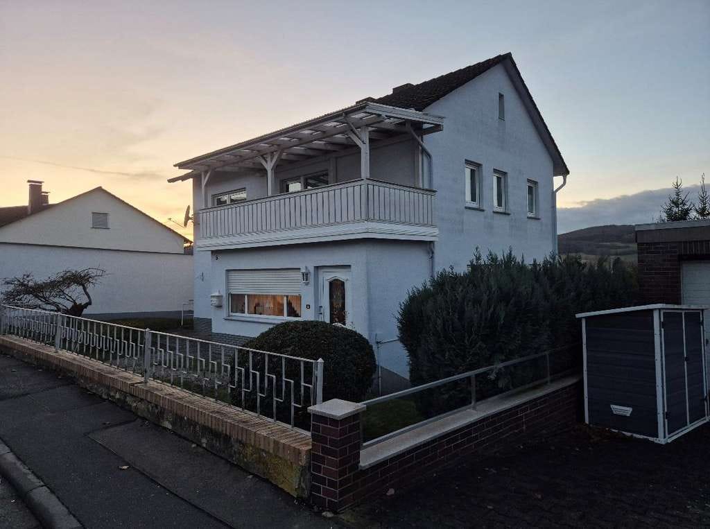 Immobilie in Marburg - Zweifamilienhaus mit großem Grundstück in Marburg-Elnhausen - Bild 0