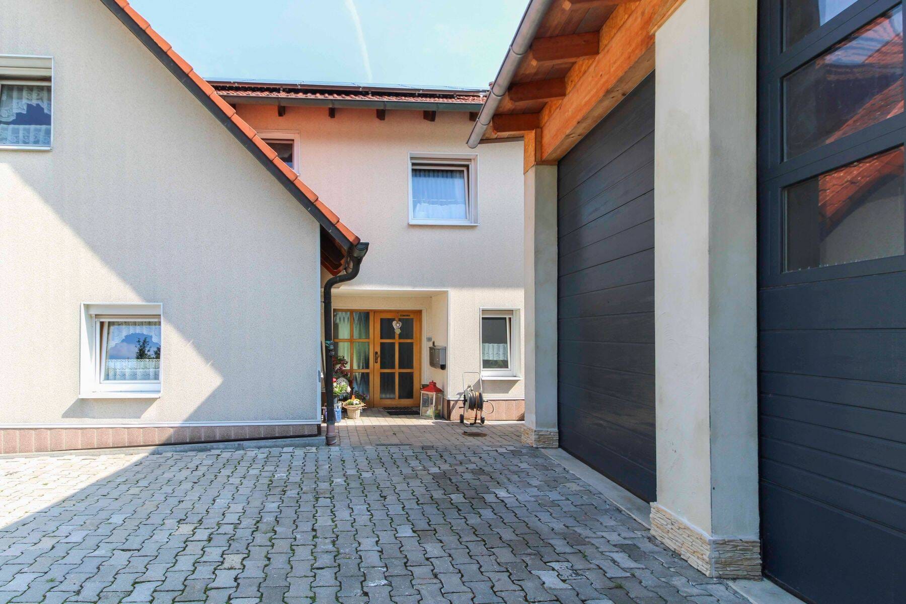 Immobilie in Duggendorf - Zweifamilienhaus mit Einliegerwohnung, Gewerbehalle, Garagen, Werkstatt und Garten in ruhiger Lage - Bild 0