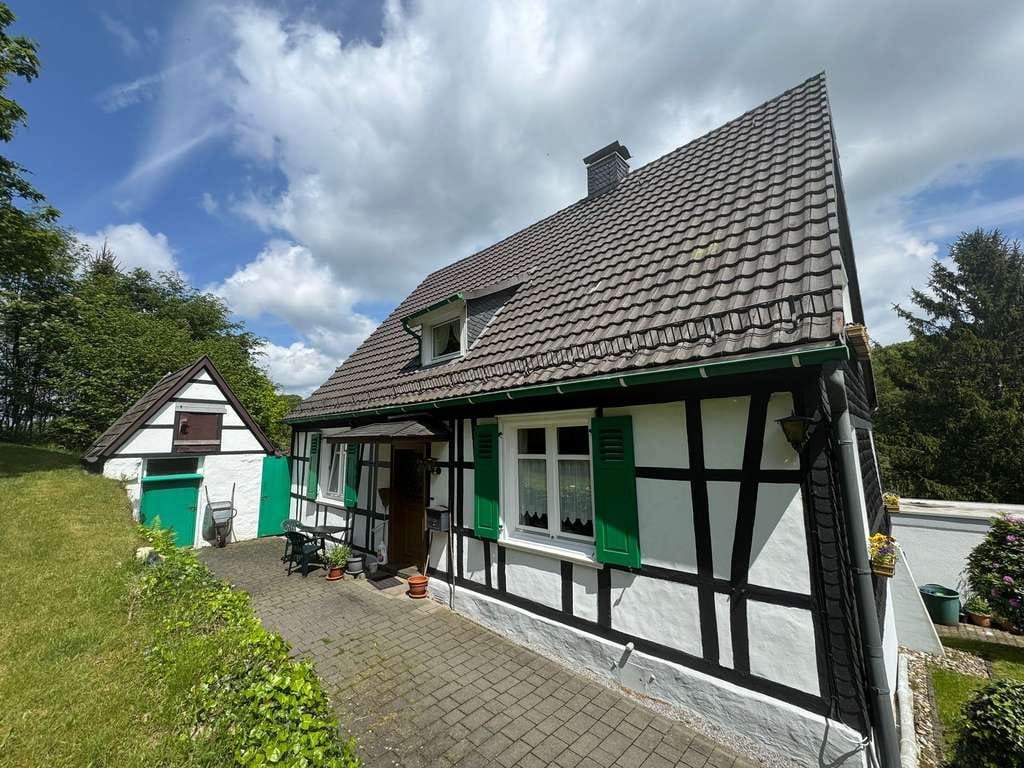 Immobilie in Ennepetal - Verwirklichen Sie Ihren Wohntraum im Grünen! Einfamilienhaus   in  ländlicher   Lage von Ennepetal - Bild 0