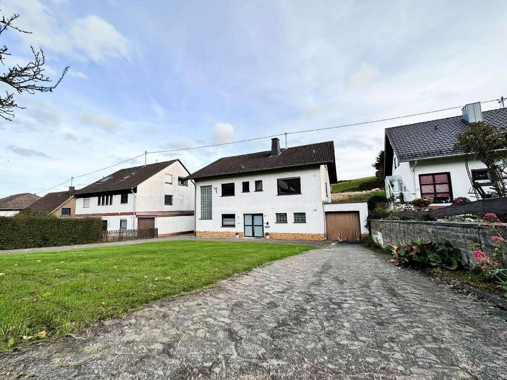 Immobilie in Schalkenbach - Solide Kapitalanlage mit Weitblick! Zweifamilienwohnhaus vor den Feldern Schalkenbachs!
 - Bild 2