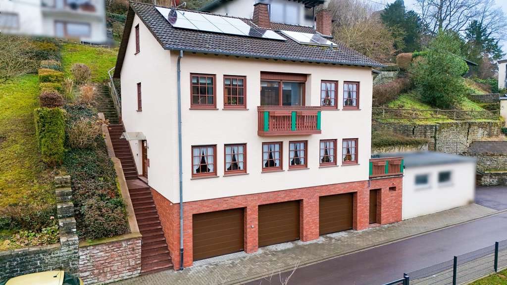 Immobilie in Kyllburg - Gemütliches Einfamilienhaus mit Einliegerwohnung, 3 Garagen und moderner Energietechnik - Bild 0