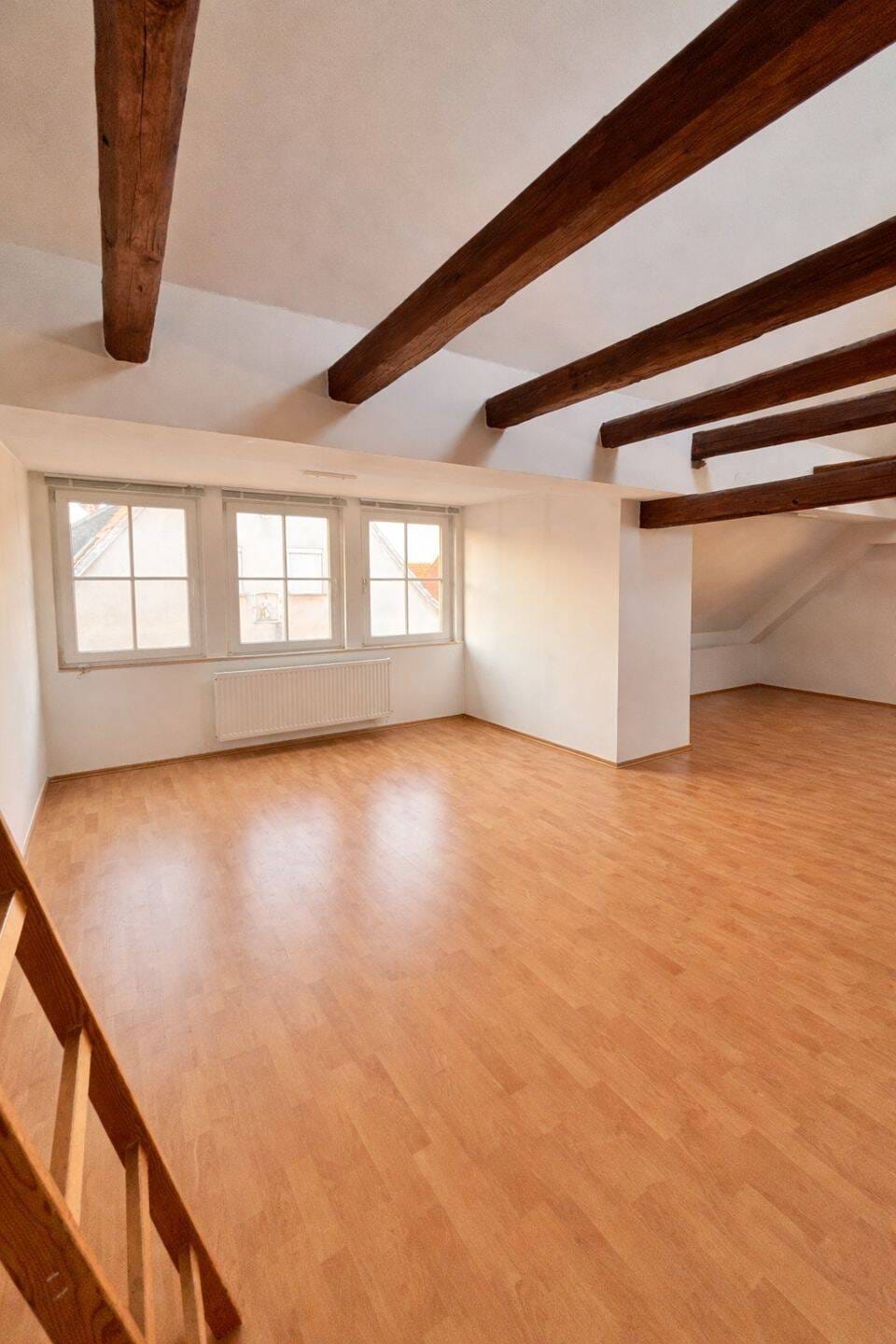 Immobilie in Bergtheim - Renditeobjekt: Wohnung 5 Zimmer, 2 Bäder, saniert, Wfl. 155 qm, Balkon, 1 Bad m. Wanne + Dusche, Waschmaschinenanschluss , 1 zus. Bad m. Dusche im DG - Bild 2