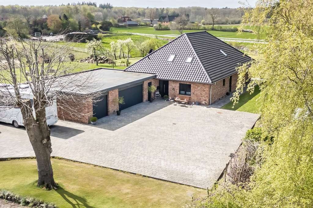 Immobilie in Westensee - Hochwertiges Einfamilienhaus auf über 8.000 m² Grundstück mit Erdwärmepumpe, PV-Anlage und Weitblick - Bild 0