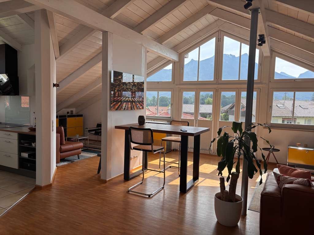 Immobilie in Flintsbach am Inn - Großartige Dachgeschosswohnung, mit viel Licht und tollem Ausblick, herrlichem Bad. - Bild 1