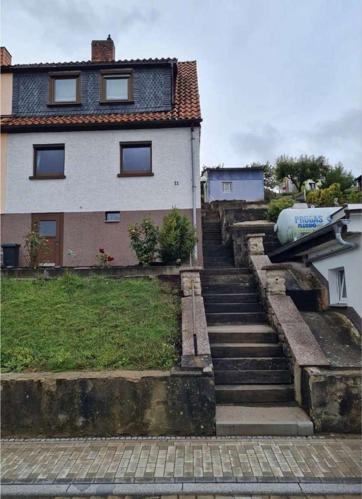 Immobilie in Schmalkalden - Hier kannst du sofort einziehen! Gemütliche Doppelhaushälfte mit Garten und Terrasse in Schmalkalden - Bild 2