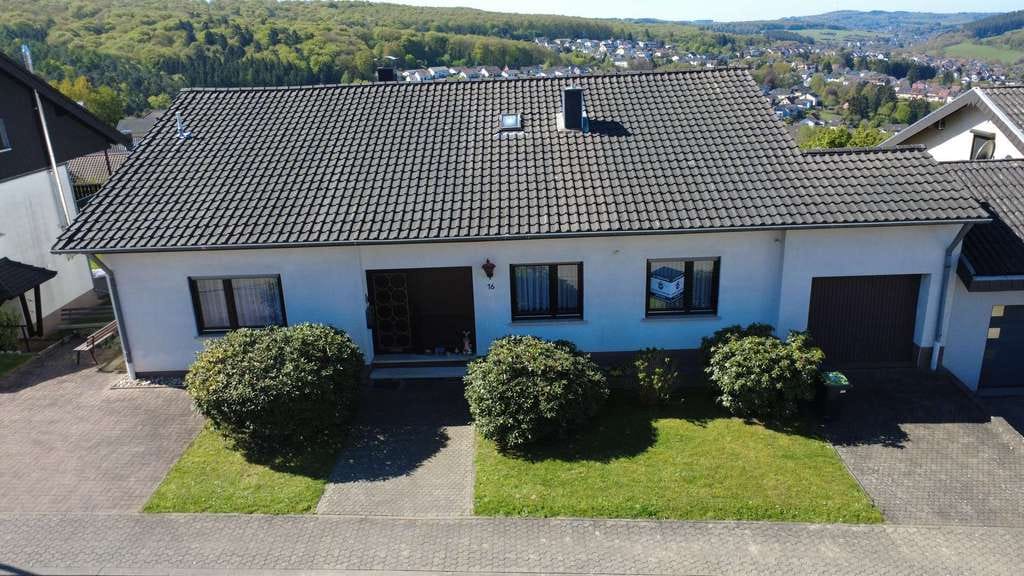 Immobilie in Marpingen - freistehendes Einfamilienhaus in Marpingen mit tollem Ausblick sucht neue Eigentümer - Bild 1