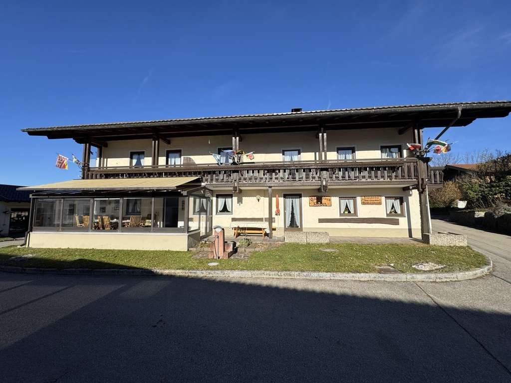 Immobilie in Ruhpolding - Ruhiges Gästehaus mit 8 Ferien- und Betreiber-Whg., Garagen, 4er-Carport, Lager/Stall auf 5458 m² - Bild 2