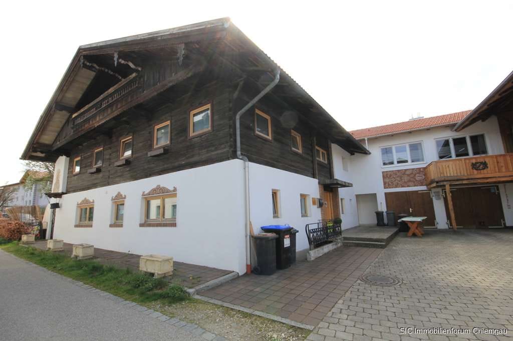 Immobilie in Obing - Ehemaliges Bauernhaus in zentraler Wohnlage mit 2 großen Wohnungen in Obing am See! - Bild 2