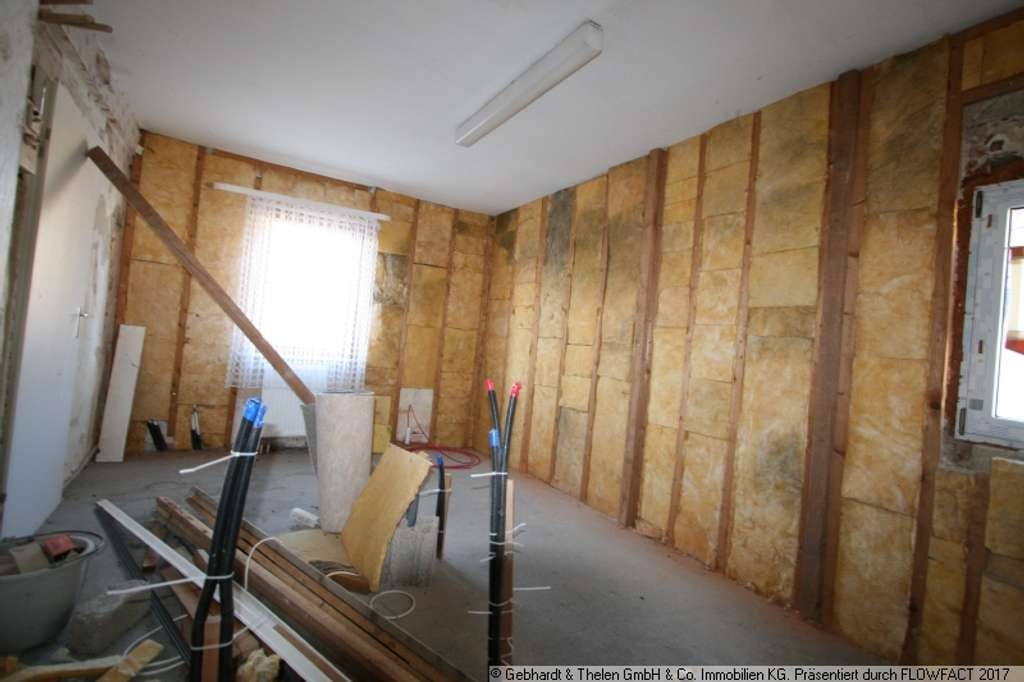 Immobilie in Bad Königshofen im Grabfeld - Einfamilienhaus mit Ausbaupotenzial, Wellnessbereich und großer Scheune - Bild 2