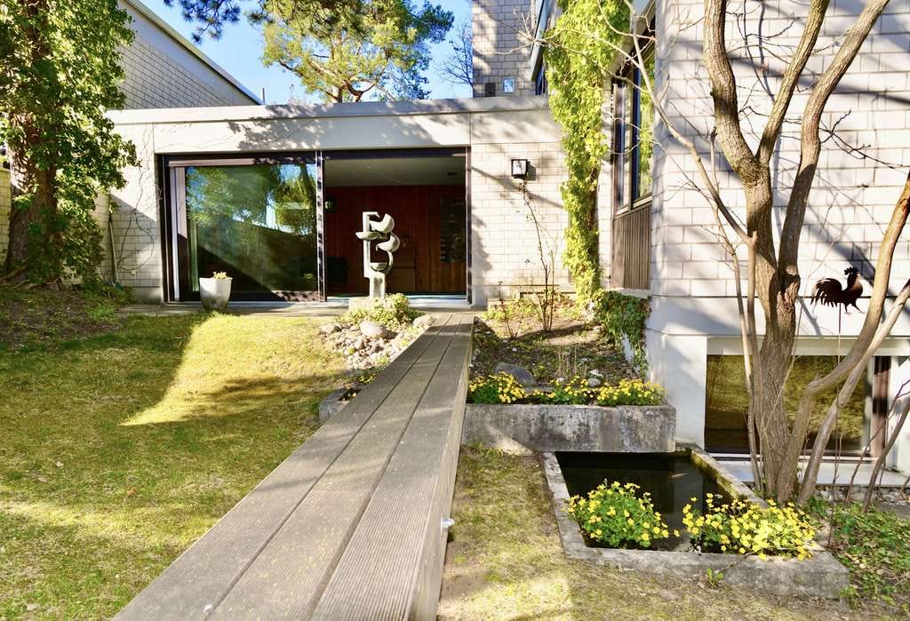 Immobilie in Hohenbrunn - Exklusives Architekten-Einfamilienhaus mit privatem Gartenrefugium & Modernisierungspotenzial - Bild 0