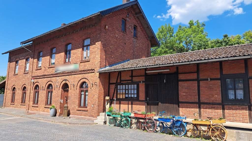 Immobilie in Eschershausen - Traumhaftes Zweifamilienhaus mit nostalgischem Charme – Ehemaliger Bahnhof in idyllischer Lage - Bild 2