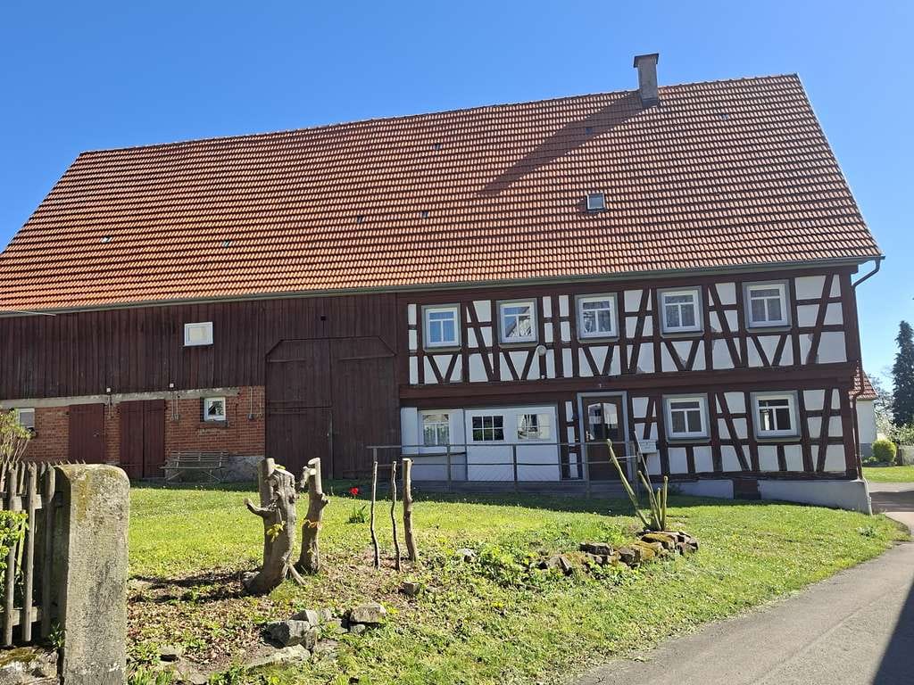 Immobilie in Gschwend - Freistehendes Wohnhaus mit 2 Wohnungen und Nebengebäuden - Bild 2
