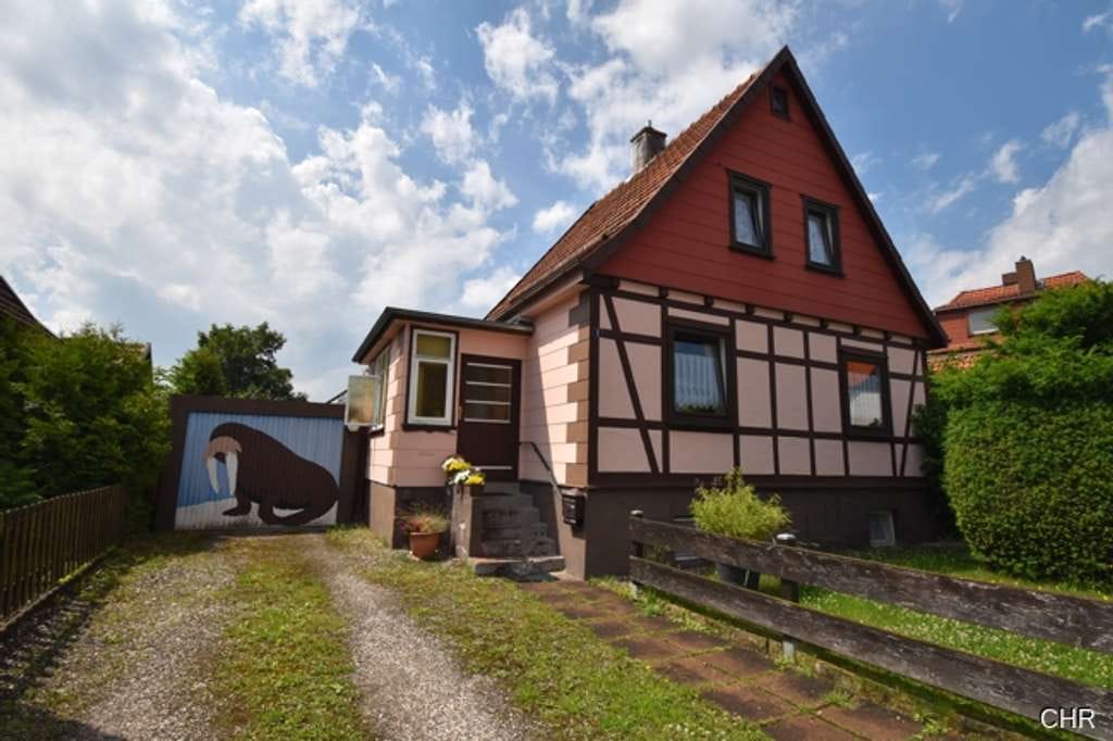 Immobilie in Bad Sachsa - Kleines uriges Einfamilienhaus mit ebenerdigem Grundstück - ruhig und dennoch zentrumsnah - Bild 0