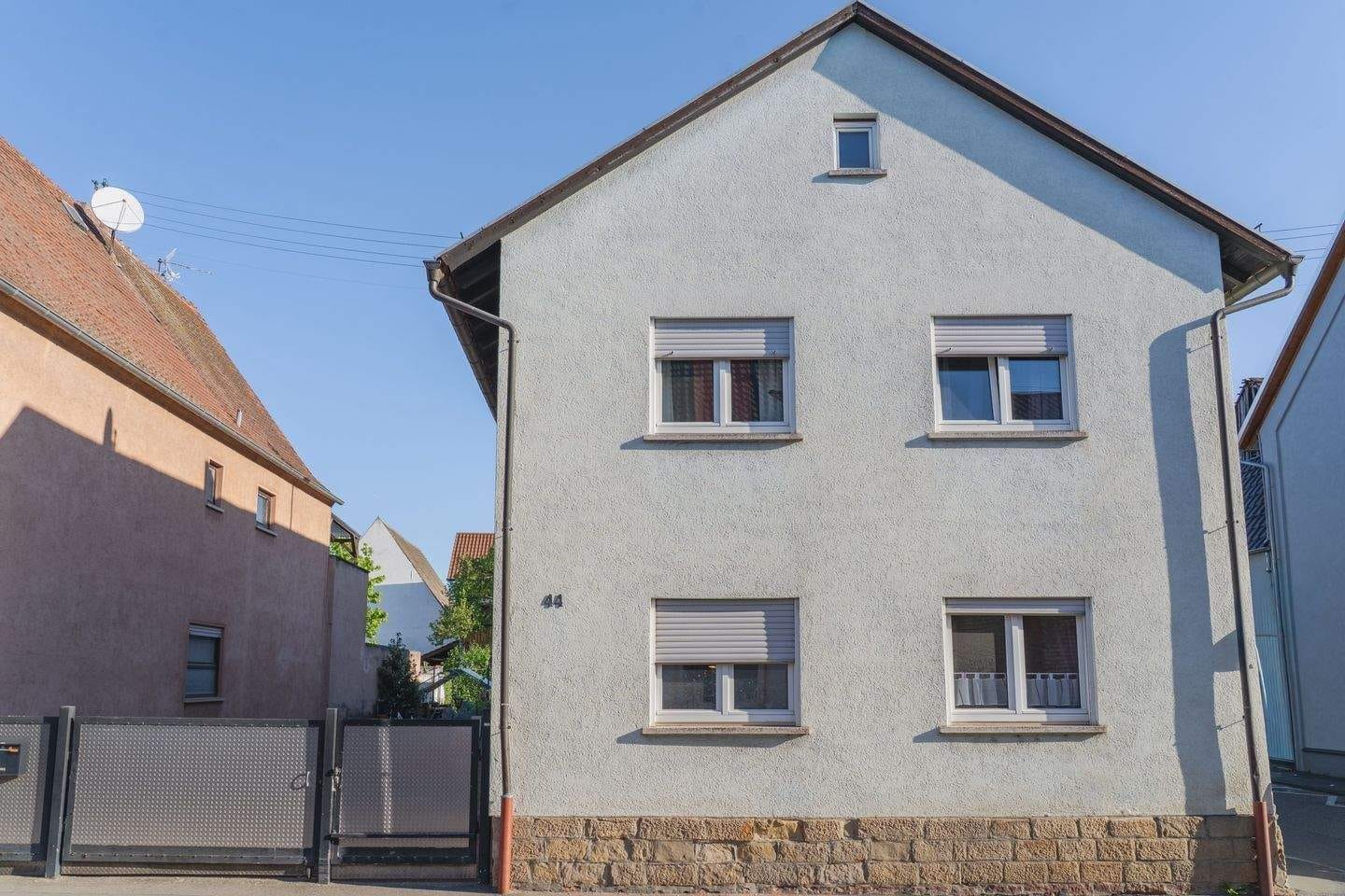 Immobilie in Lingenfeld - Eigentumswohnung im OG mit Potenzial: Langjährig vermietet, inkl. Balkon, Gartenanteil & Garagenstellplatz – starke Kapitalanlage in Lingenfeld - Bild 0