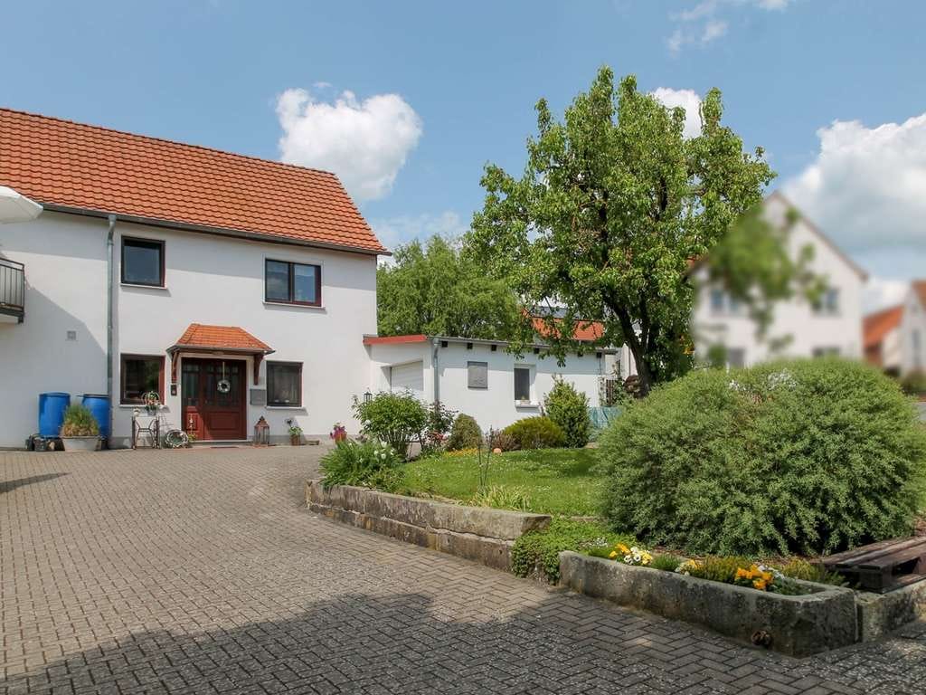 Immobilie in Eiterfeld - Zwei Wohneinheiten unter einem Dach – ideal für Familien oder Kapitalanleger - Bild 1
