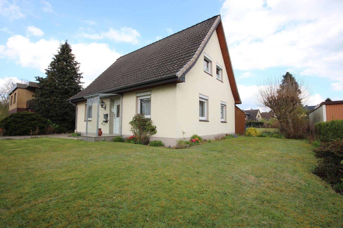 Immobilie in Weyhe - Vielseitiges Einfamilienhaus auf großzügigem Grundstück in Weyhe-Lahausen - Bild 1