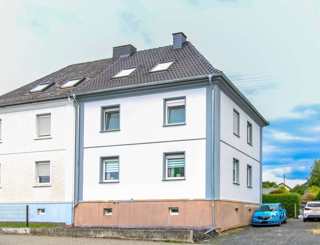 Immobilie in Hadamar - Charmante Doppelhaushälfte mit Terrassen, großem Garten und Ausbaupotenzial in Hadamar-Oberzeuzheim  - Bild 1