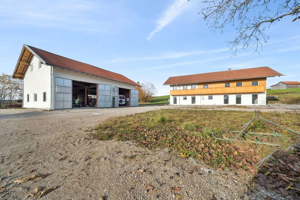 Immobilie in Arnstorf - Ehemalige Hofstelle, mit modern renoviertem Wohnhaus und  Wald-/Wiesenflächen - Bild 4
