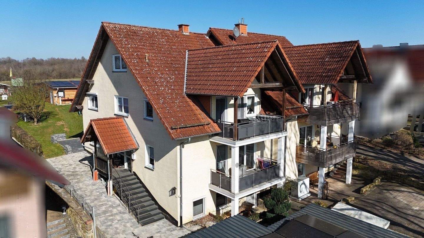 Immobilie in Hofgeismar - Großzügige und umfangreich modernisierte DHH am Ortsrand von Hofgeismar-Hombressen - Bild 0