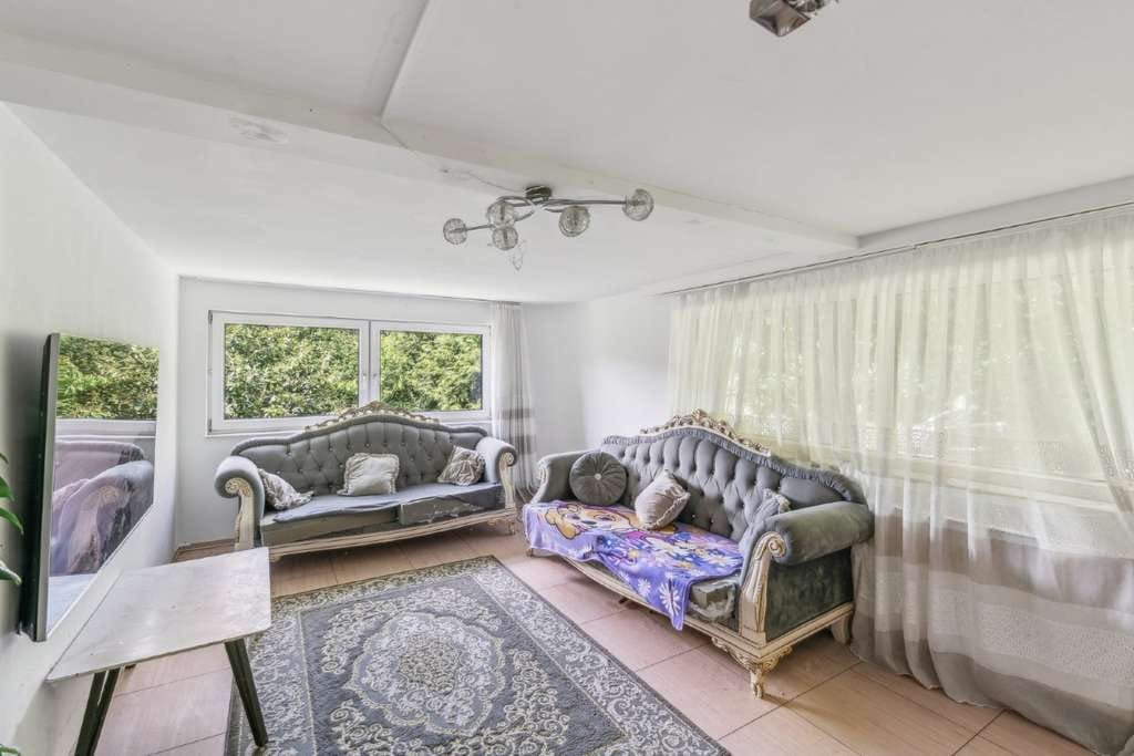 Immobilie in Weilrod - Vielseitiges Zweifamilienhaus mit Ausblick und Garten - Bild 4