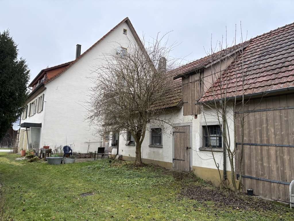 Immobilie in Crailsheim - Großes, vermietetes 2 Familienhaus mit Ausbaumöglichkeit auf ca. 3.361 m² großem Grundstück - Bild 1