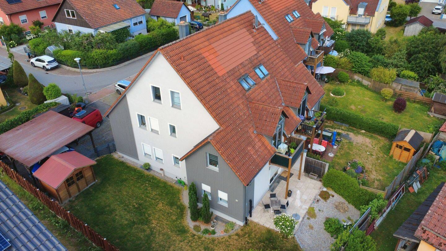 Immobilie in Maxhütte-Haidhof - Wohnen auf zwei Ebenen I freiwerdende 3-Zimmer-Wohnung mit guter Ausstattung und zwei Bädern I Balkon, Stellplatz, Keller und eigenem Dachspitz - Bild 0