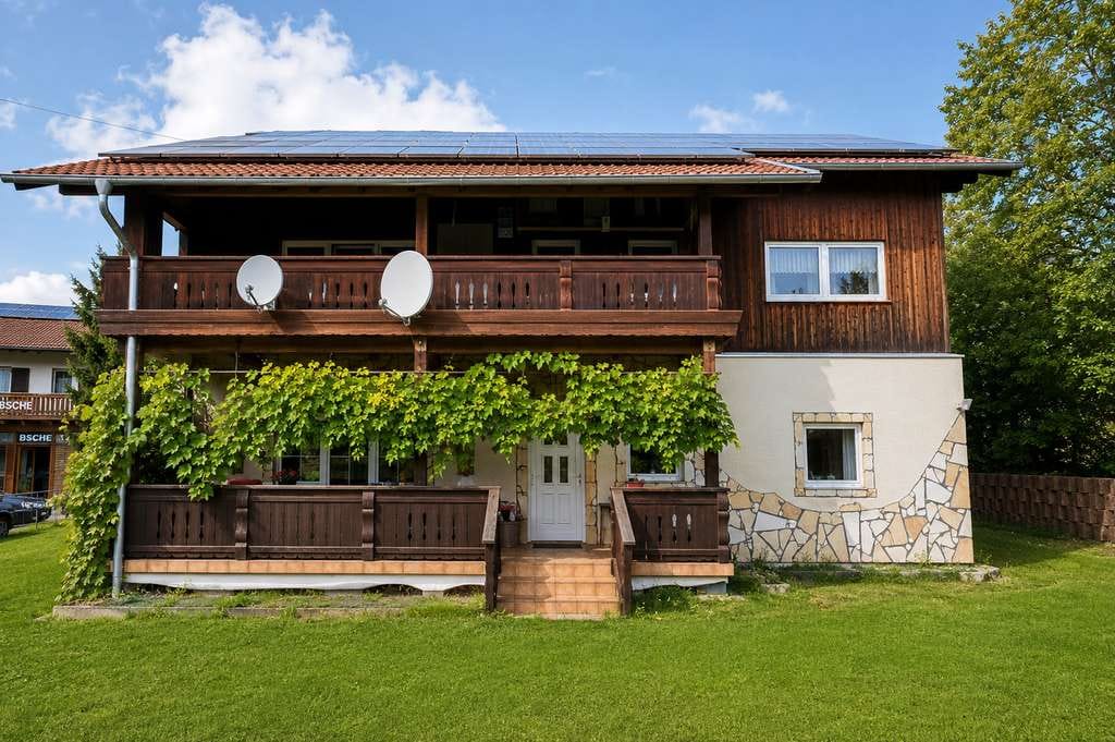 Immobilie in Julbach - Großzügiges Wohnhaus für Familie & Mehrgenerationenwohnen mit Nebengebäude in Julbach! - Bild 0