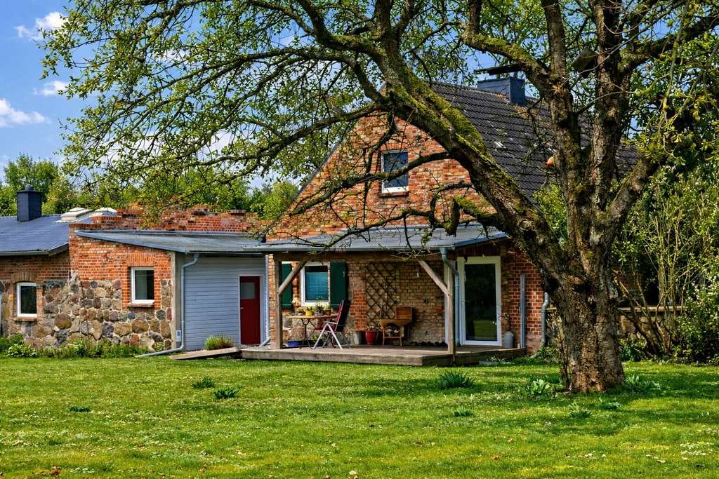 Immobilie in Dargun - Gemütliches Einfamilienhaus mit separatem Atelier an der Mecklenburger Seenplatte - Bild 1