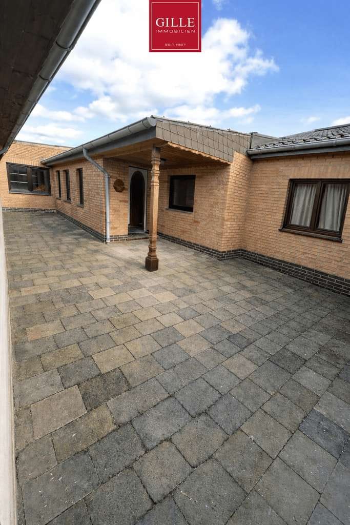 Immobilie in Rommerskirchen - Bungalow mit Innenhof,  Wärmepumpe und jeder Menge Potenzial - verwirklichen Sie Ihren Wohntraum - Bild 1