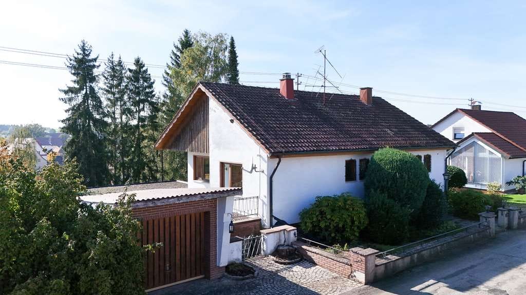 Immobilie in Villingen-Schwenningen - Großzügig & idyllisch Wohnen mit Fernblick: Bevorzugte Lage, Terrasse, Balkon, Garage, bezugsfrei! - Bild 1