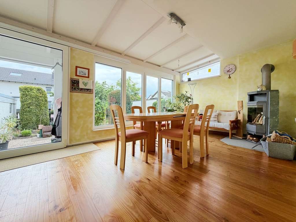 Immobilie in Stutensee - Vier Wände - ein Volltreffer. Schönes Zuhause.
3 Wohnungen. 10 Zimmer auf 241 m². Garten
& Garagen - Bild 0