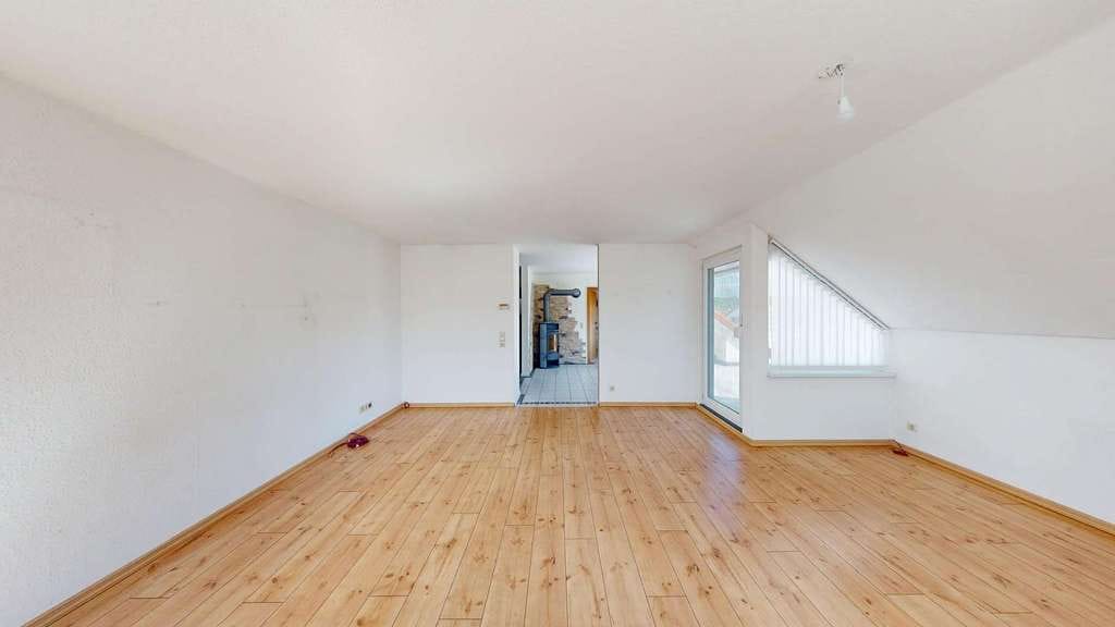 Immobilie in Wolpertswende - Bezugsfreie 3,5-Zimmer-Dachgeschosswohnung mit Garage, PV und Schwedenofen - Bild 1