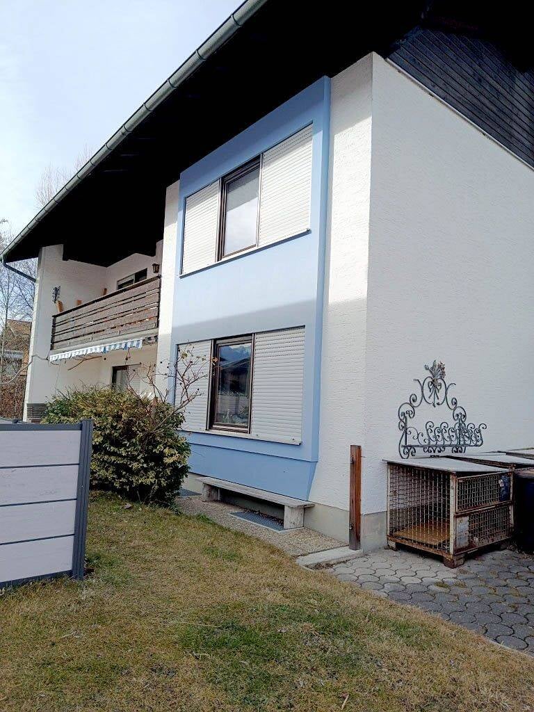 Immobilie in Grassau - Gepflegtes Zweifamilienhaus mit Bergblick und viel Platz - Bild 0