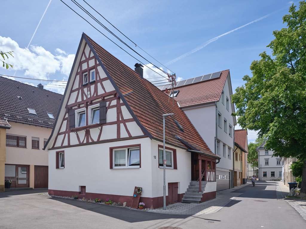 Immobilie in Dettingen an der Erms - Das perfekte Haus für die kleine Familie: Topzustand und zentral gelegen in Dettingen - Bild 0