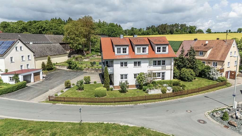 Immobilie in Wonsees - Attraktives Mehrfamilienhaus mit 3 Wohneinheiten, Sauna und naturnahem Wohnumfeld - Bild 0