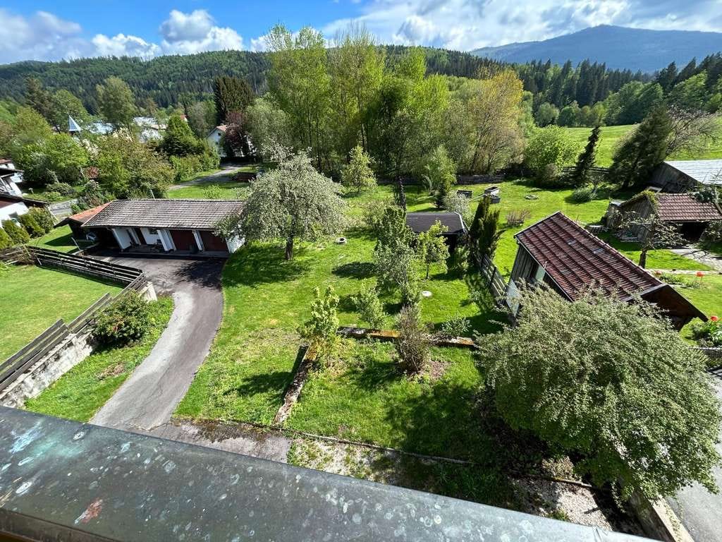 Immobilie in Bayerisch Eisenstein - Bayerisch Eisenstein: Viel Raum für Ideen - Wohnhaus mit Garagen, Werkstatt und Sanierungspotenzial - Bild 2